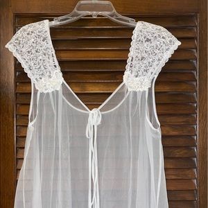 Vintage Peignoir robe LG white Nylon excellent condition